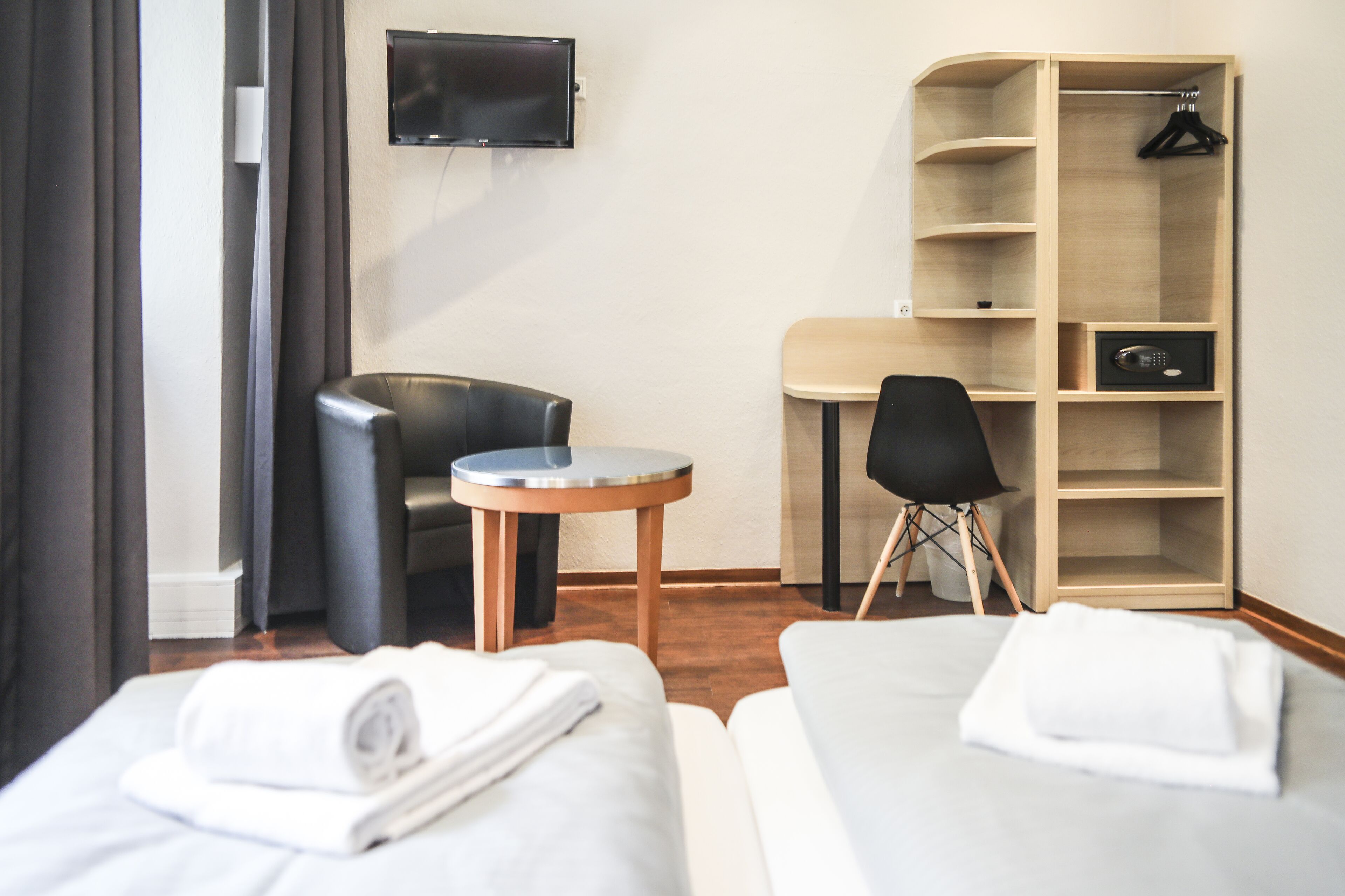 双人房 | 客房内保险箱、遮光窗帘、婴儿床、免费 WiFi