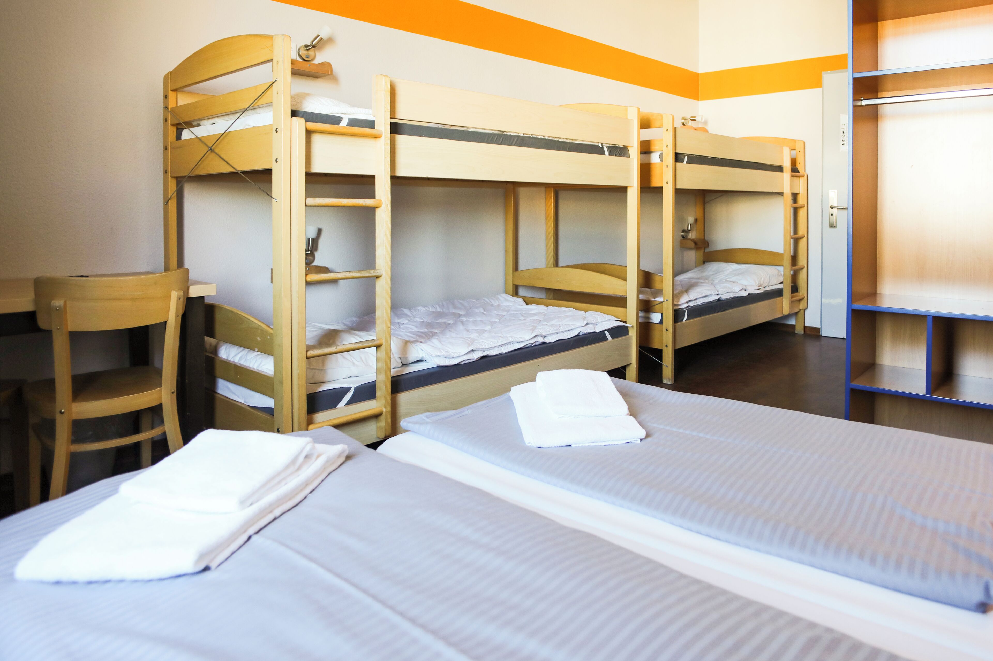 Habitación familiar, 6 camas | Ropa de cama hipoalergénica, caja fuerte, escritorio y cortinas opacas