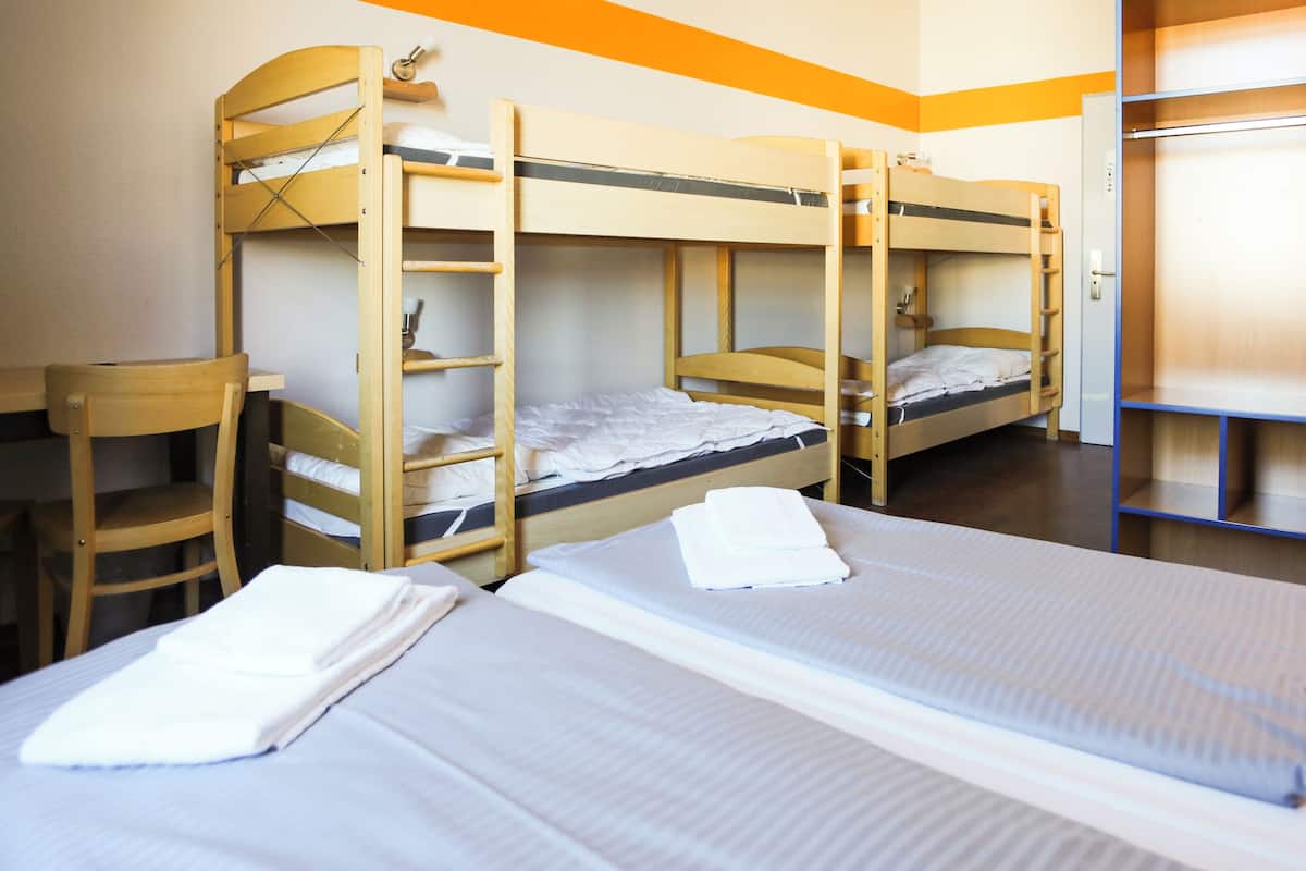 Habitación familiar, 6 camas | Ropa de cama hipoalergénica, caja fuerte, escritorio y cortinas opacas