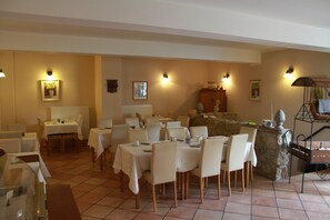 Free daily buffet breakfast  - Kleine Residenz am Schloss (Hochheim am Main)