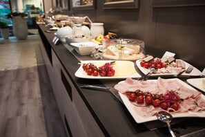 Free daily buffet breakfast  - Hotel Prestige (Znojmo)
