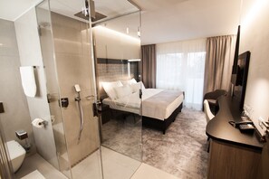 Standard Single Room (Spa Access) | Bathroom | Combined shower/tub, free toiletries, towels - Hotel Prestige (Znojmo)