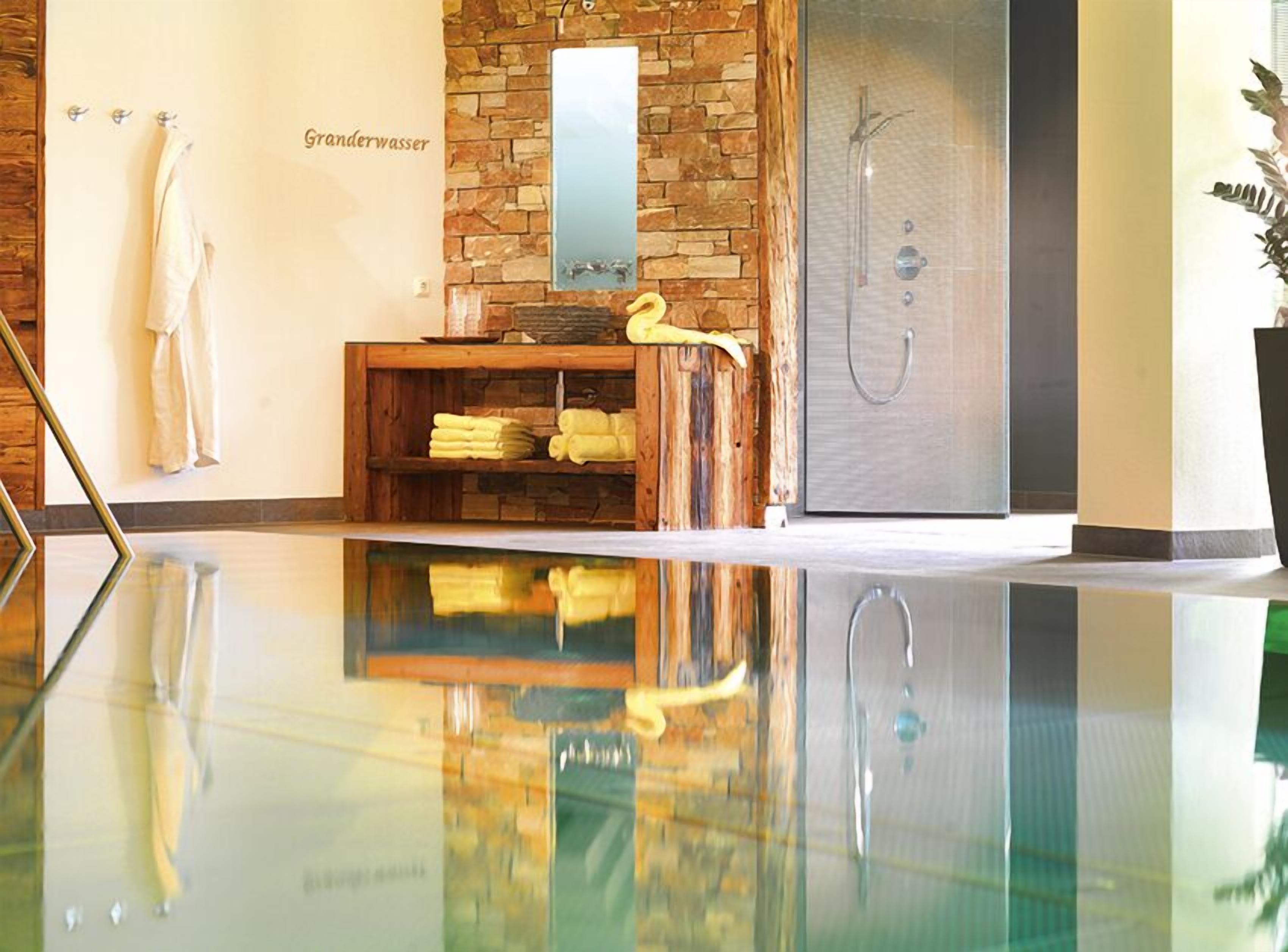 室内游泳池，日光浴躺椅