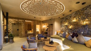 Un intérieur moderne avec un mur en pierre, des meubles en bois et un design de plafond original.