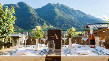 Se sirven cenas y cocina internacional