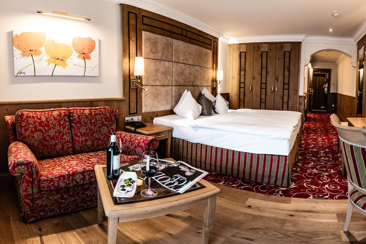 Minibar, caja de seguridad en la habitación y decoración personalizada