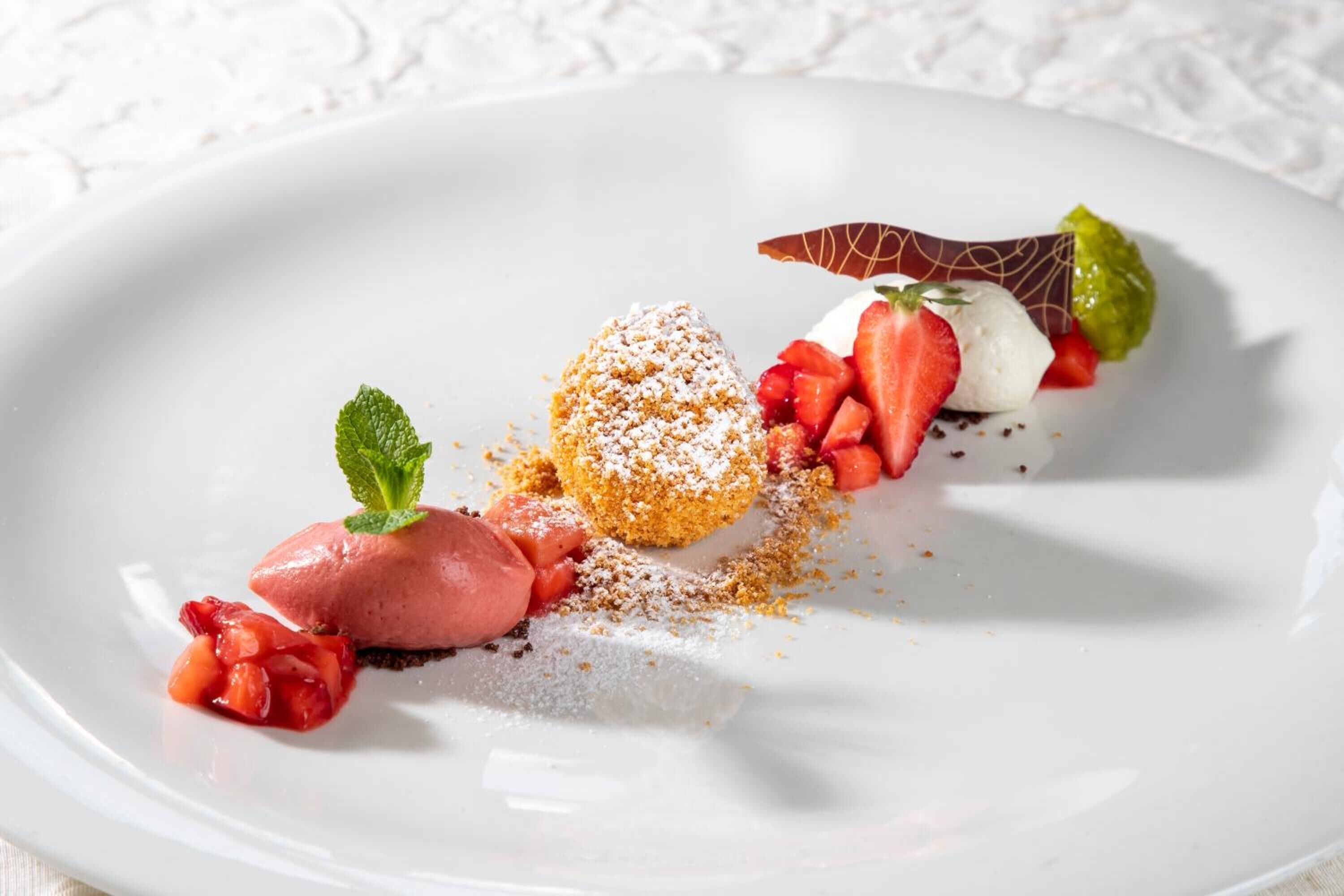 En desserttallerken med forskellige søde sager og pynt.