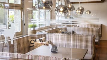 Se sirven comidas, cenas y cocina regional