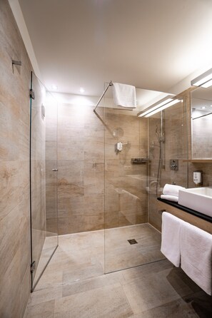 Suite Junior | Salle de bain | Séchoir à cheveux, pantoufles, serviettes fournies