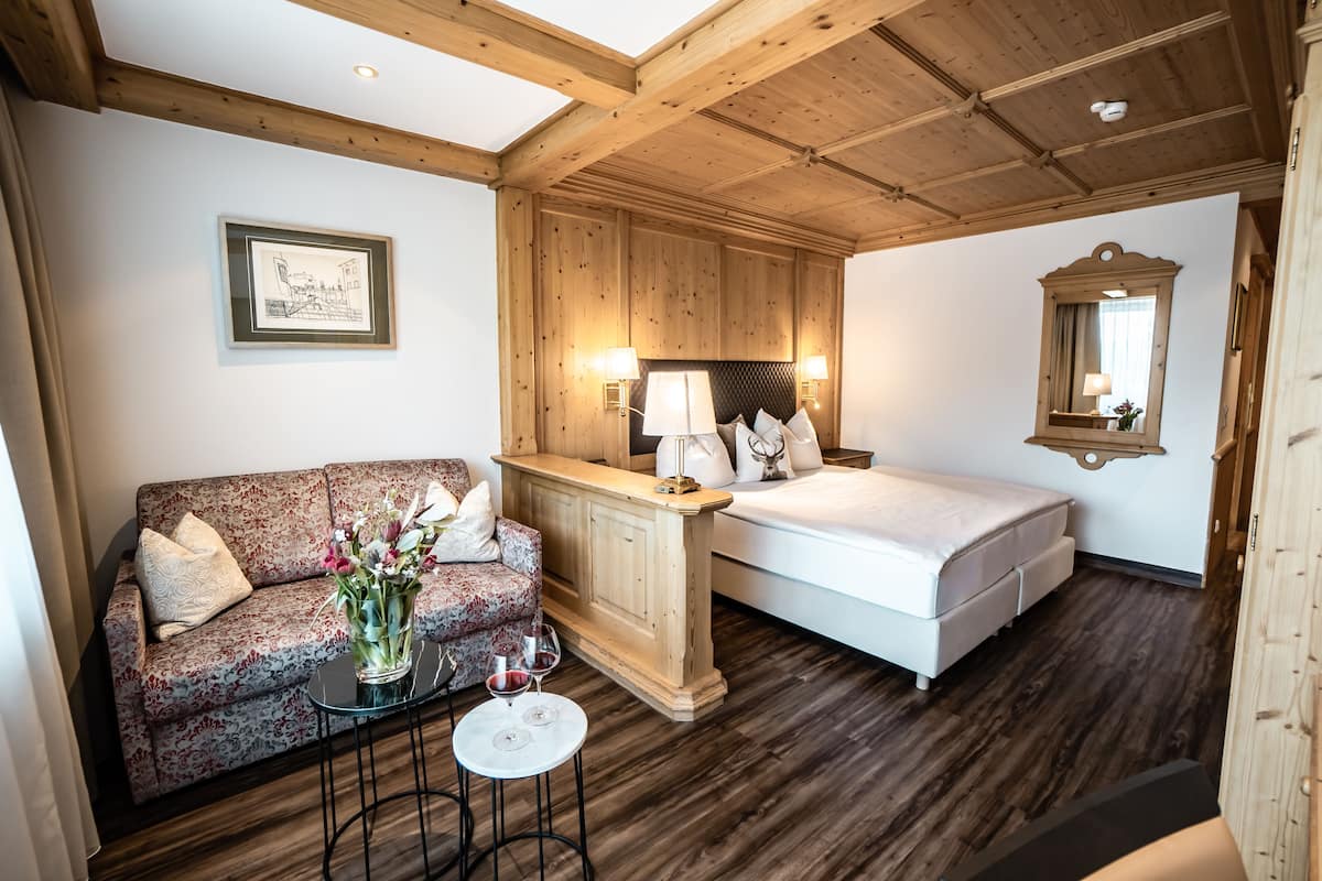 comfort double room | 1 bedroom, minibar, in-room safe, individually decorated