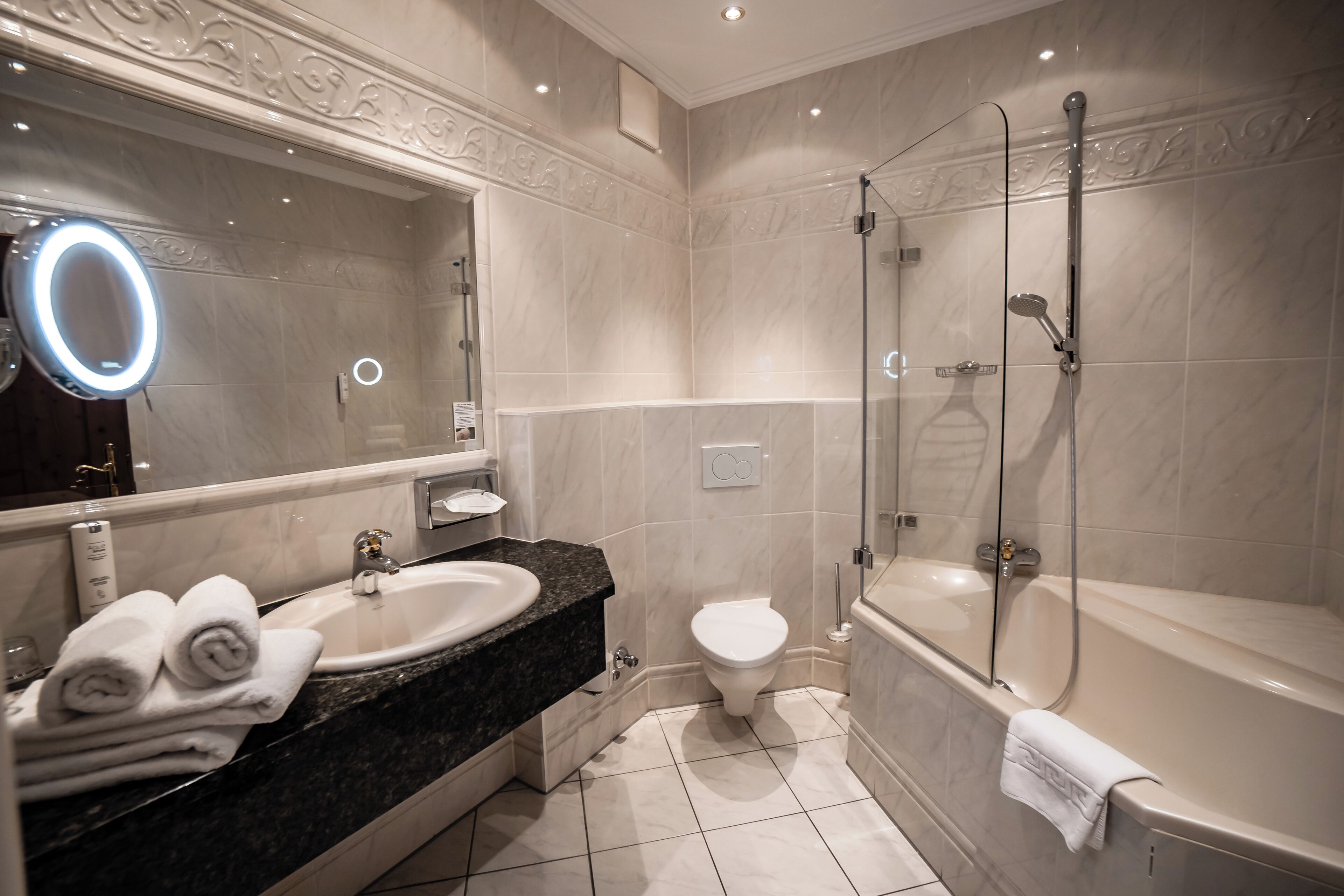 Une salle de bain moderne avec un lavabo, des toilettes et une baignoire.