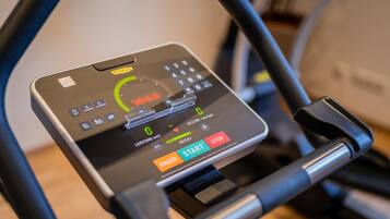 Una bicicleta estática con pantalla digital y panel de control.