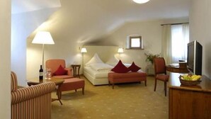 Deluxe Double Room (Haupthaus) | Desk, cribs (free), WiFi (free), individually decorated - Gut Moierhof (Walting)