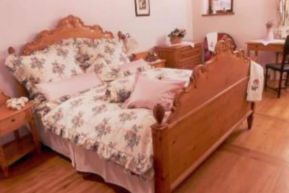 Standard Double Room (Köhlerhaus) | Individually decorated, individually furnished, desk