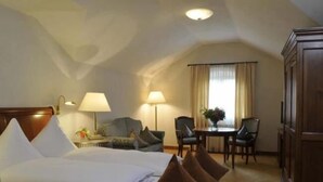Deluxe Suite (Haupthaus) | Desk, cribs (free), WiFi (free), individually decorated - Gut Moierhof (Walting)