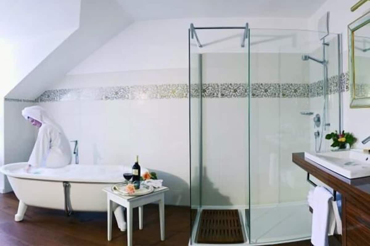 Deluxe Suite (Haupthaus) | Bathroom | Deep soaking tub, free toiletries, hair dryer, towels