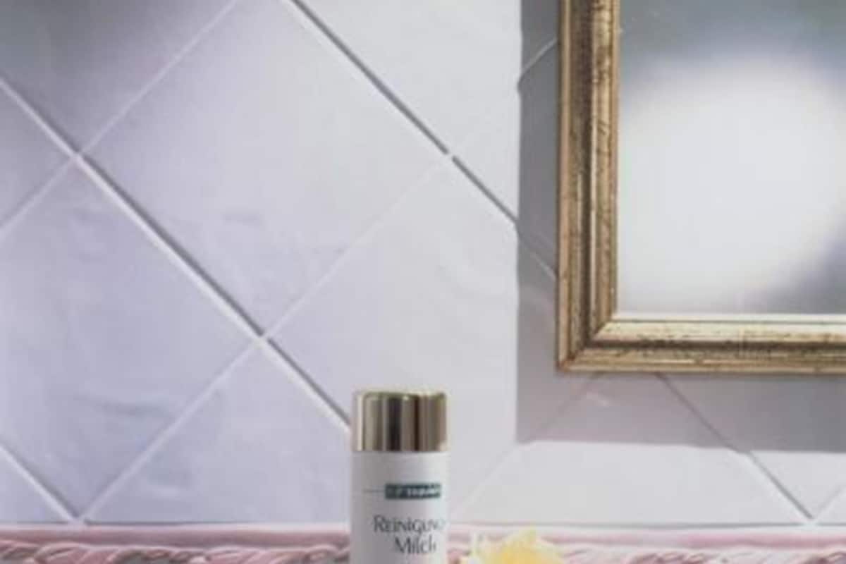 Deep soaking tub, free toiletries, hair dryer, towels