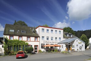 Front of property - Hotel Zur Post (Deudesfeld)
