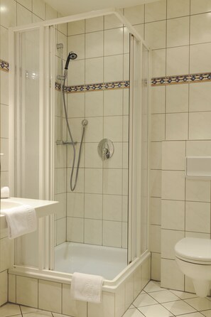 Dusche, kostenlose Toilettenartikel, Bademäntel