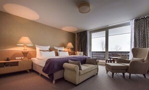 Minibar, coffres-forts dans les chambres, bureau