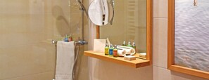 Standard Double Room | Bathroom | Slippers, towels - Marina Hotel (Bernried am Starnberger See)