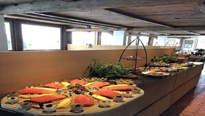 Un buffet proposant divers plats et un comptoir en bois.