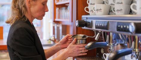 Una persona preparando café con una máquina de espresso.