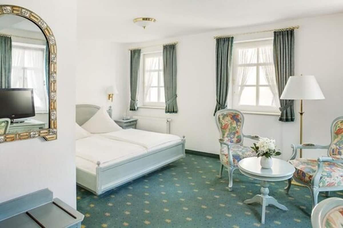 hypo-allergenic bedding, in-room safe, individually decorated, desk