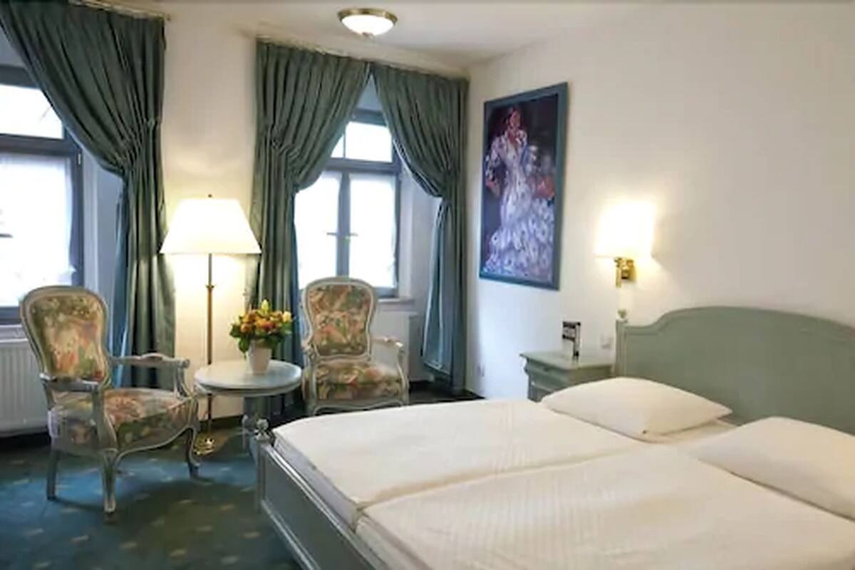 hypo-allergenic bedding, in-room safe, individually decorated, desk