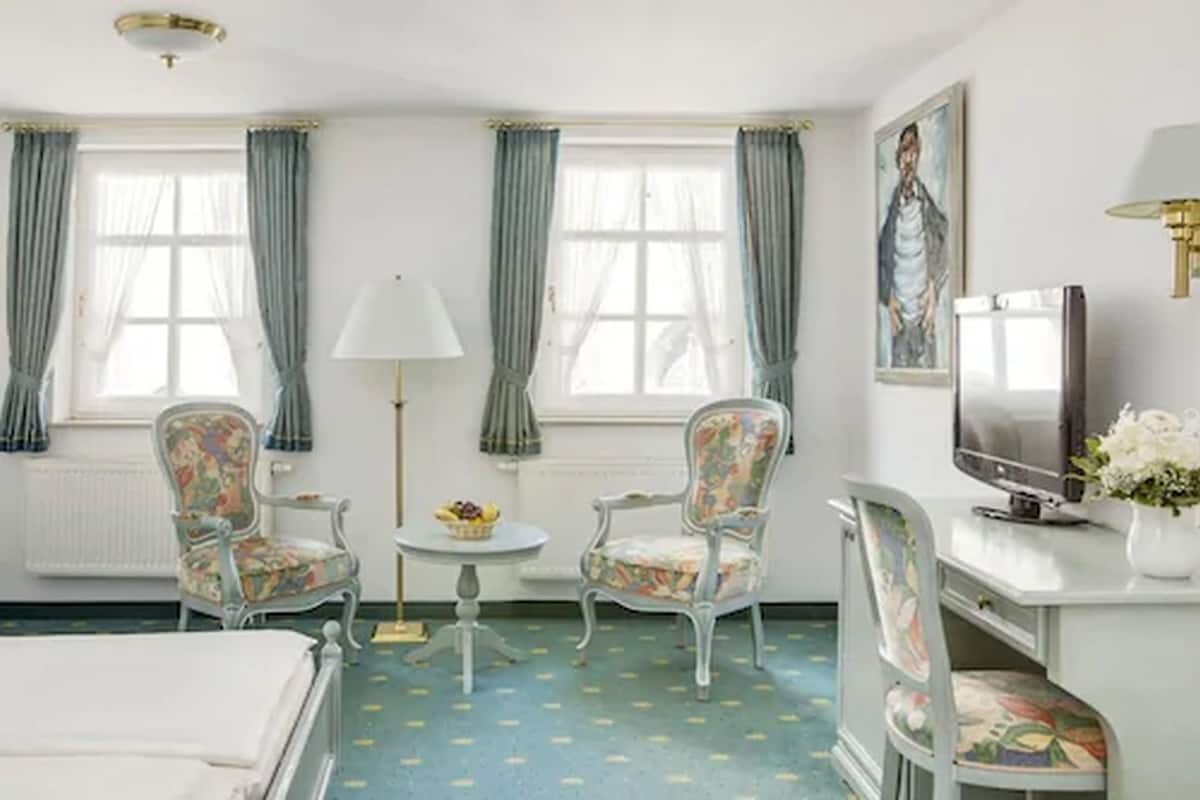 hypo-allergenic bedding, in-room safe, individually decorated, desk