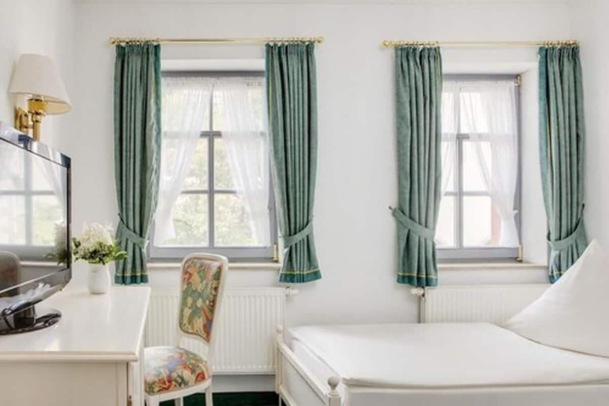 Literie hypoallergénique, coffres-forts dans les chambres, bureau