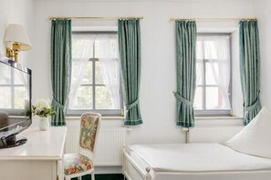 Seprai antialergi, brankas, didekorasi berbeda-beda, dan meja kerja