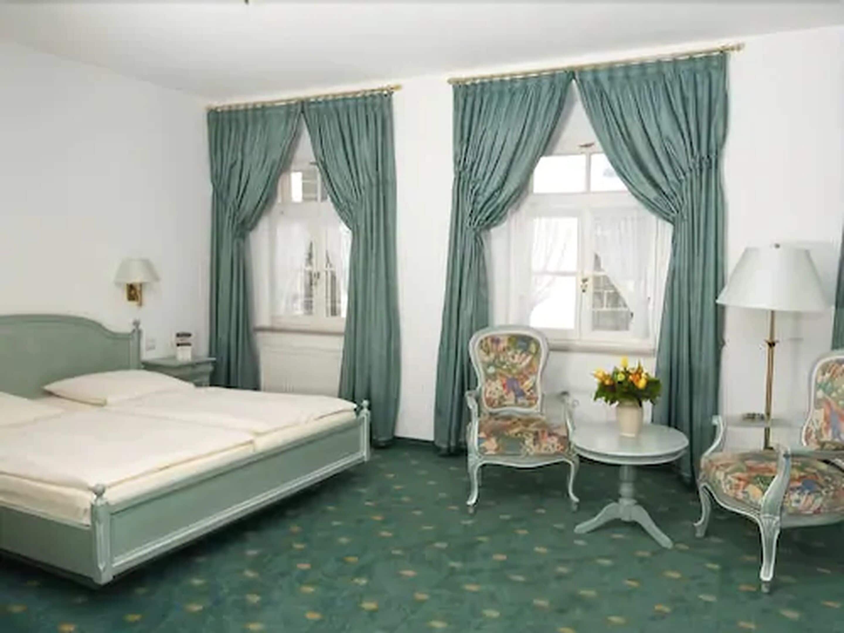 hypo-allergenic bedding, in-room safe, individually decorated, desk