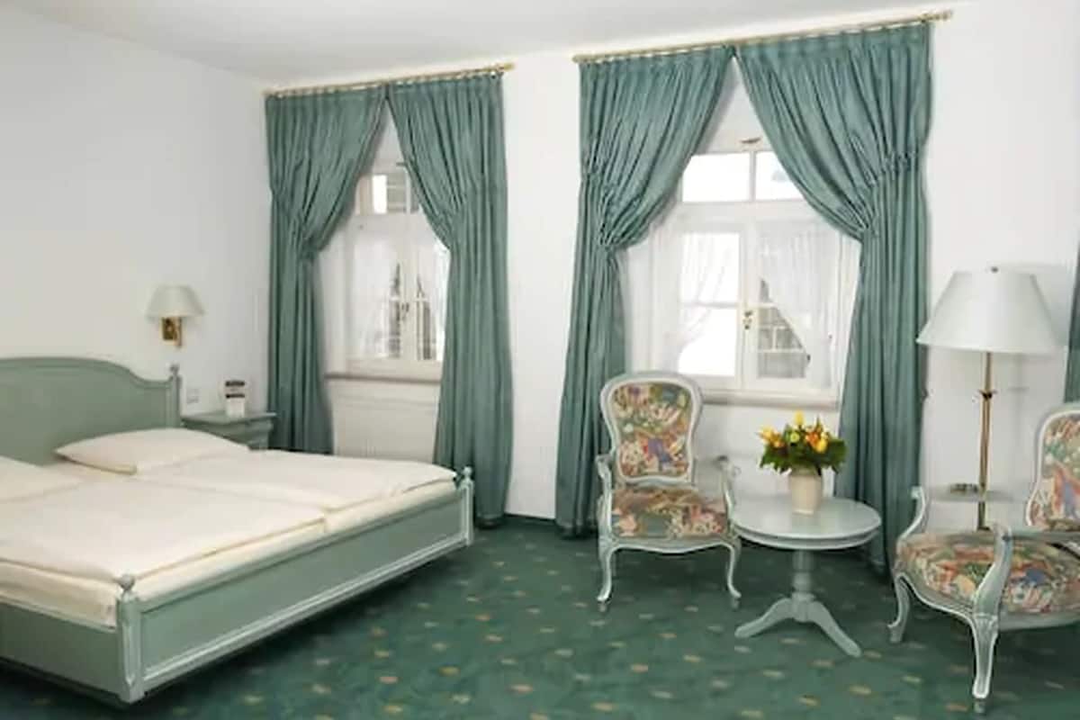 hypo-allergenic bedding, in-room safe, individually decorated, desk