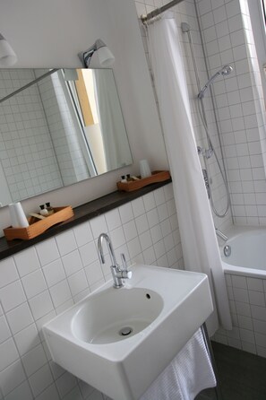 Phòng đôi tiện nghi đơn giản | Phòng tắm | Buồng tắm vòi sen, máy sấy tóc, khăn tắm 