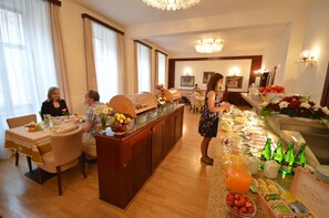 Tägliches inbegriffenes Frühstücksbuffet