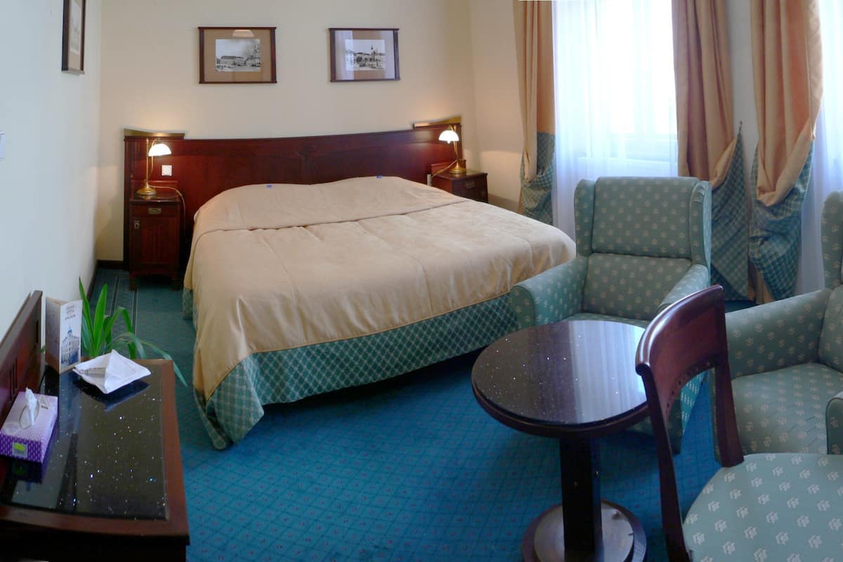 Hypo-allergenic bedding, minibar, in-room safe, desk