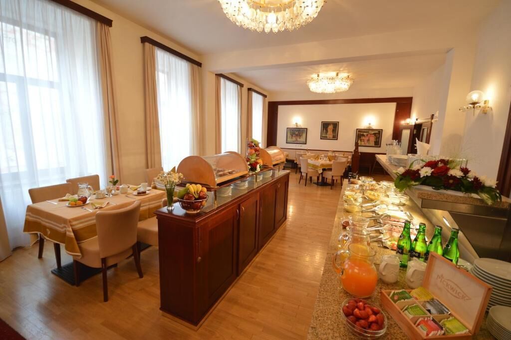 Un espace de restauration d’hôtel avec un buffet proposant une variété de plats et de boissons.