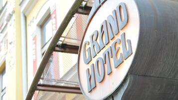 A circular sign with the words "GRAND HOTEL" on it.