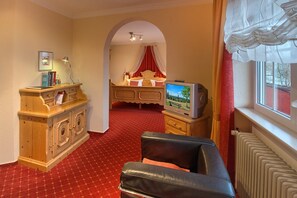 迷你吧、客房内保险箱、办公桌、婴儿床