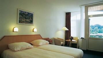 Een kluis op de kamer, een bureau, geluiddichte muren