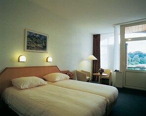 Una cassaforte in camera, una scrivania, insonorizzazione