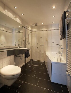 Set di cortesia gratuito, asciugacapelli, asciugamani