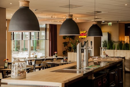 Lunch and dinner served. Dekkers Hotel