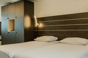 Een kluis op de kamer, een bureau, geluiddichte muren