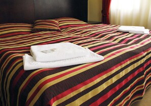 Zimmersafe, Schreibtisch, Verdunkelungsvorhänge, Bügeleisen/Bügelbrett