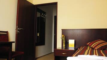 Triple Room | In-room safe, desk, blackout drapes, iron/ironing board