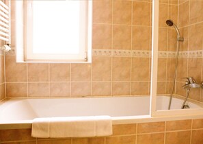 Deep soaking tub, free toiletries, hair dryer, towels - Hotel Adria (Karlovy Vary)