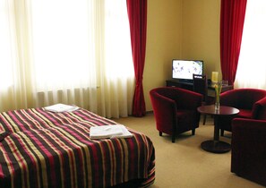 In-room safe, desk, blackout drapes, iron/ironing board (on request) - Hotel Adria (Karlovy Vary)