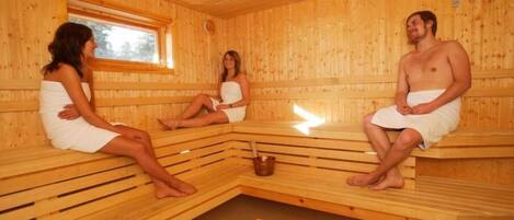 Una sauna con bancos de madera y una ventana.